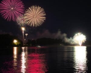 Feuerwerksfahrten auf dem Wasser